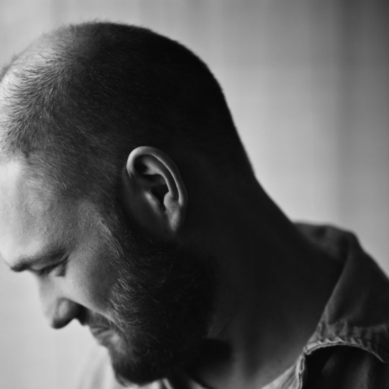 Selbstportrait von Nicolai Klingbeil in schwarz weiß.