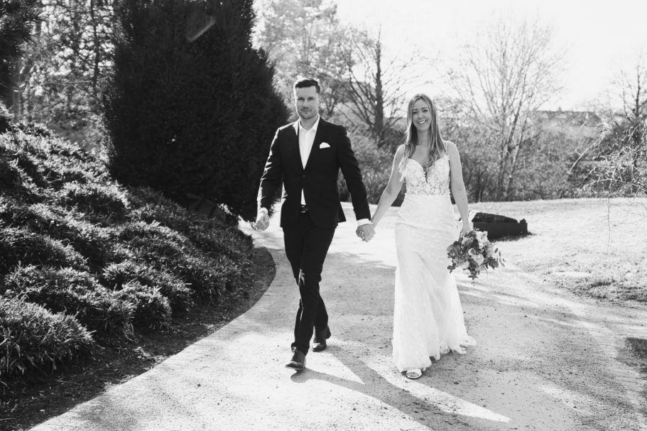 Schwarz weiß Fotos mit laufendem Pärchen im Park